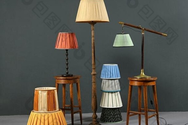 彩色折叠式复古灯罩系列，与落地灯、斜角吊灯和灰色小台灯堆叠在一起