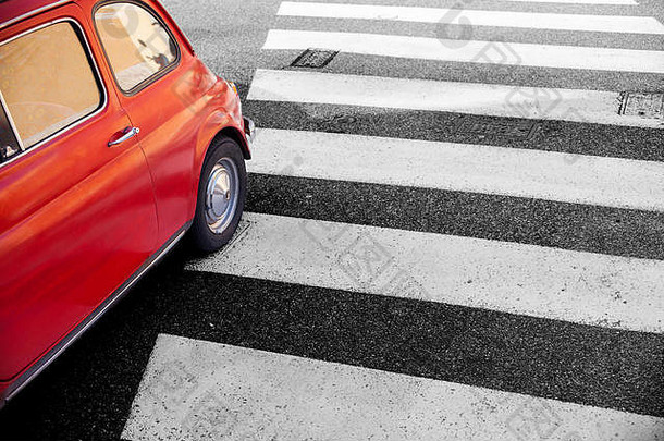 Cinquecento，复古意大利车在人行横道上的视图
