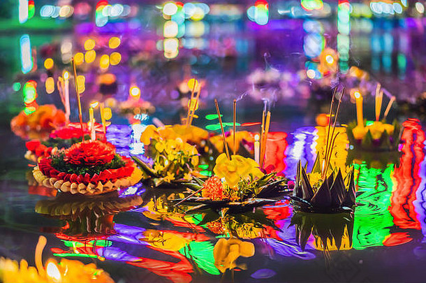 在泰国，人们购买鲜花和蜡烛点燃并漂浮在水面上，以庆祝节日