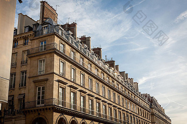 外多层历史联排别墅巴黎华丽的石头外观高窗户框缘查看