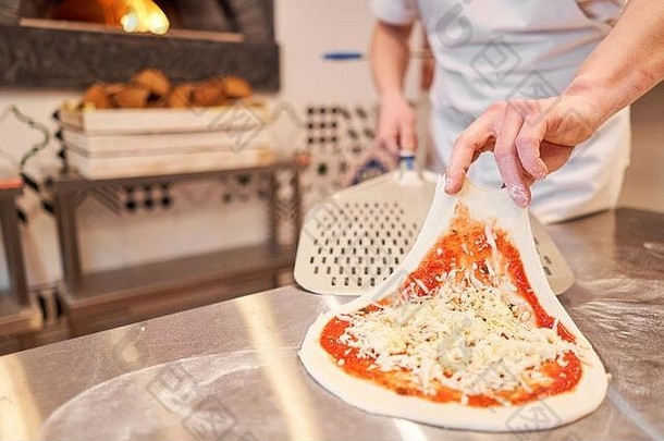 意大利那不勒斯餐厅，在传统木烤箱中烘烤美味的玛格丽塔比萨饼的生坯。<strong>原汁原味</strong>的那不勒斯披萨。炽热的煤。