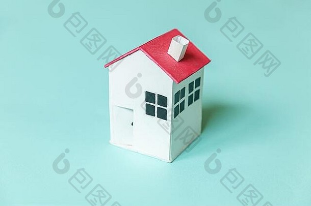 简单的设计与微型白色玩具屋隔离在蓝色粉彩彩色时尚的背景。抵押财产保险<strong>梦想家园</strong>概念。平面俯视图空间