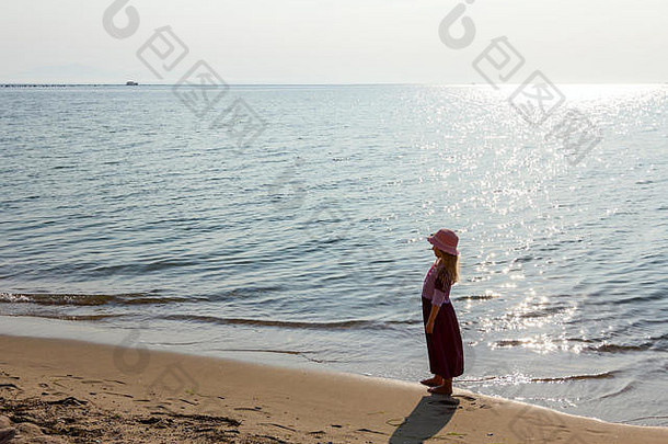 年轻的女人孩子他可爱的夏天衣服站光着脚海海岸浅水