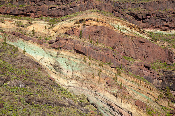 2月，从风景秀丽的<strong>莫干山</strong>路望去，西格兰加那利岛（West Gran Canaria）的富恩特·德洛斯·阿祖莱约斯（Fuente de los Azulejos）壮观的五彩缤纷的岩层是瓦片之泉