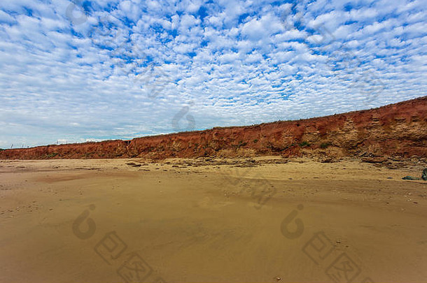 Cloudscape废弃的海滩岩石地中海海蓝色的天空云废弃的海滩