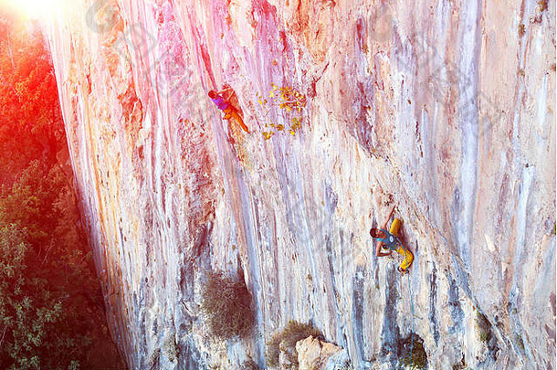 高不寻常的颜色岩石墙登山者提升