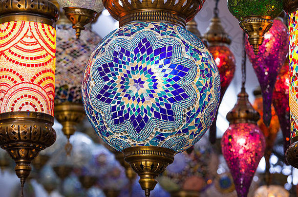 彩色传统阿拉伯马赛克灯。许多不同的灯背景