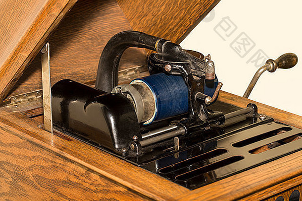 关闭古董桌面油缸留声机机制蓝色的赛璐珞油缸古董技术约
