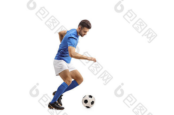 一名足球运动员在白色<strong>背景</strong>上独立运球的全长侧面照片