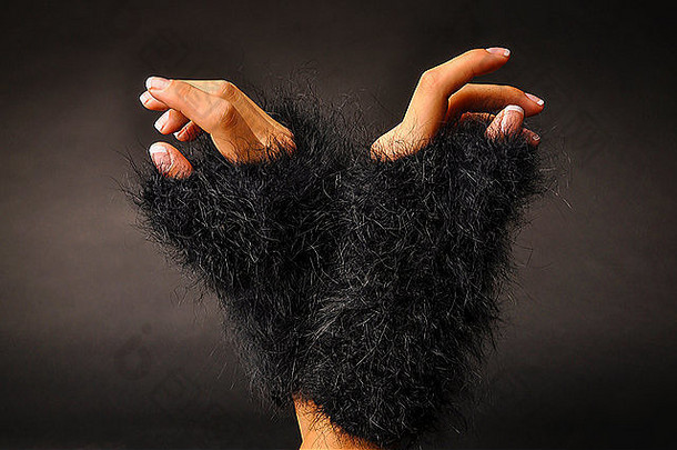 一对手解除空气穿惊人的无指的手炉风格针织手套黑色的马海毛
