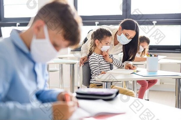 在2019冠状病毒疾病隔离后，学校的儿童面罩组被召回。