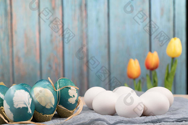 复活节快乐，有机复活节彩蛋等待蓝色复活节彩蛋、复活节节日装饰、复活节概念背景和白色空间的绘制