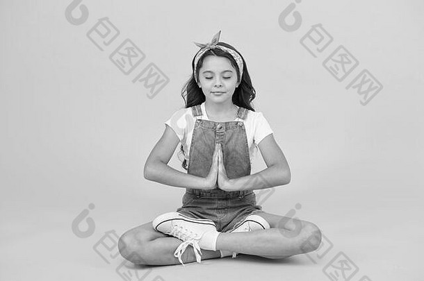 内心的平静。瑜伽冥想。小孩以健康的姿势冥想。小女孩喜欢冥想练习。正念、冥想和专注。
