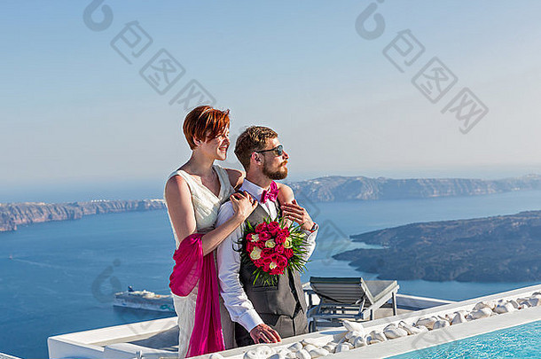 <strong>希腊</strong>，圣托里尼，海上背景下，一对带着鲜花的年轻夫妇