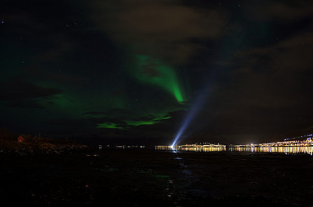 极光北欧化工船探照灯峡湾反映表面照亮结算背景