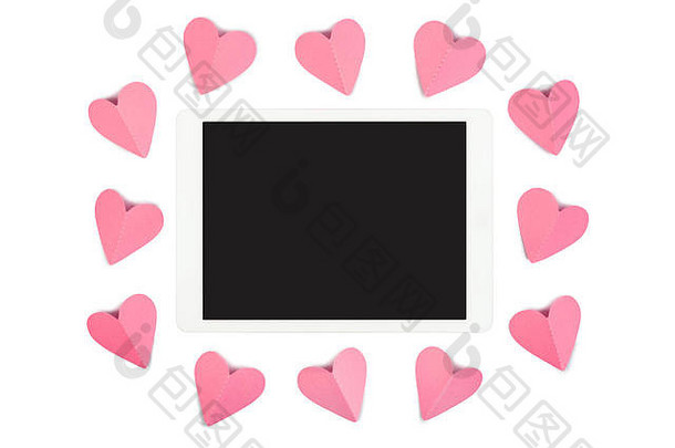 白色平板电脑电脑空白屏幕孤立的白色背景粉红色的纸减少心