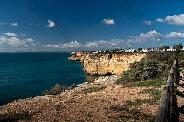 葡萄牙阿尔加维悬崖和海滩景观