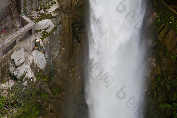 2018年，厄瓜多尔魔鬼大锅瀑布边悬崖边上的工人