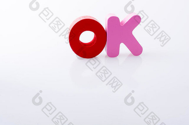 单词OK用彩色字母块书写