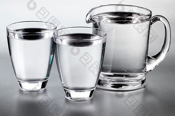 玻璃杯和一壶静水