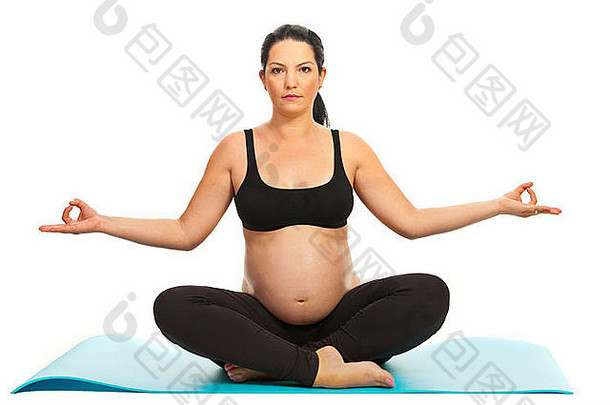 怀孕了女人瑜伽蓝色的垫孤立的白色背景
