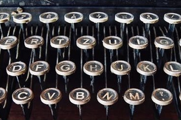 老式1938德国的大陆式打字机。钥匙的特写镜头。