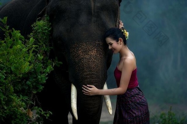女人大象肖像概念享受泰国