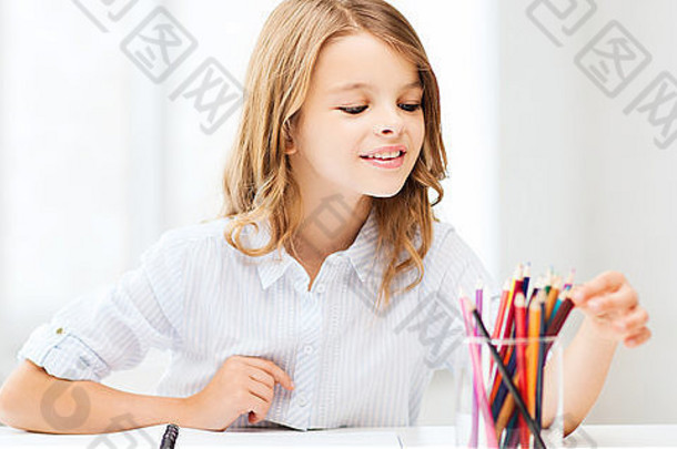 女孩画铅笔学校