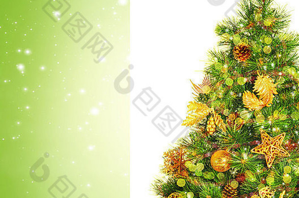 美丽的圣诞树形象孤立在绿色背景上，喜庆的云杉点缀着奢华的金色饰物，空间