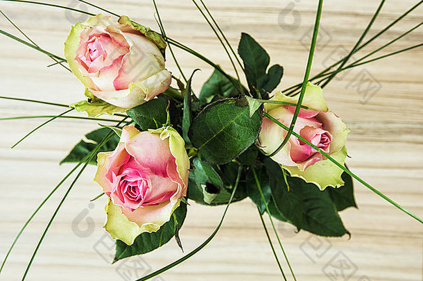 花束美丽的新鲜的玫瑰花女人自然主题