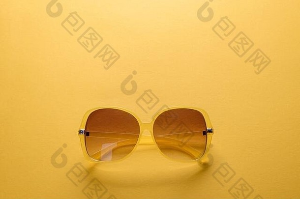 黄色背景的折叠太阳镜