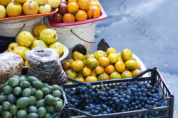 第比利斯一家蔬菜店出售的容器中的葡萄、木瓜、柑橘、无花果