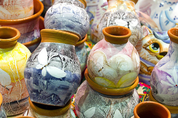手工制作的俄罗斯传统彩绘装饰陶瓷（陶器、物品、器皿、壶、罐），在橱窗上涂有釉
