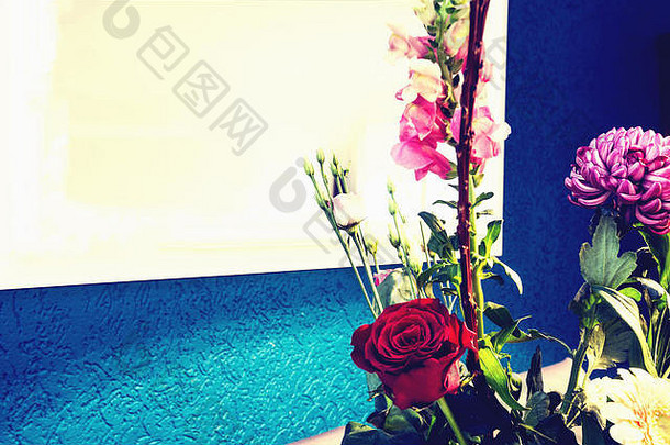 蓝色墙壁花瓶中的花束，复古风格，留有文字空间