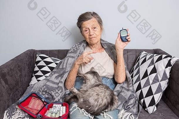 一位老妇人正在检查她的血糖水平。医学、年龄、糖尿病、<strong>保健</strong>和人的概念。<strong>养老</strong>金领取者在检查bloog后感到高兴