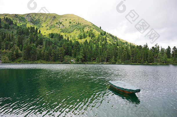 <strong>划船</strong>在一个美丽幽静的山湖上，湖水碧绿<strong>晶</strong>莹，四周环绕着森林。奥地利<strong>风景</strong>如画。