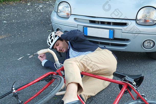 在沥青路面上发生自行车事故后受伤的男子