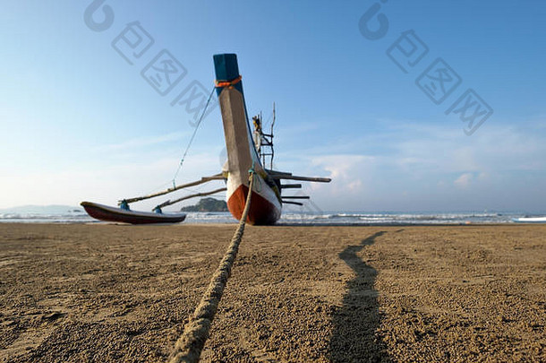 斯里兰卡传统捕鱼双体船。在沙滩上。