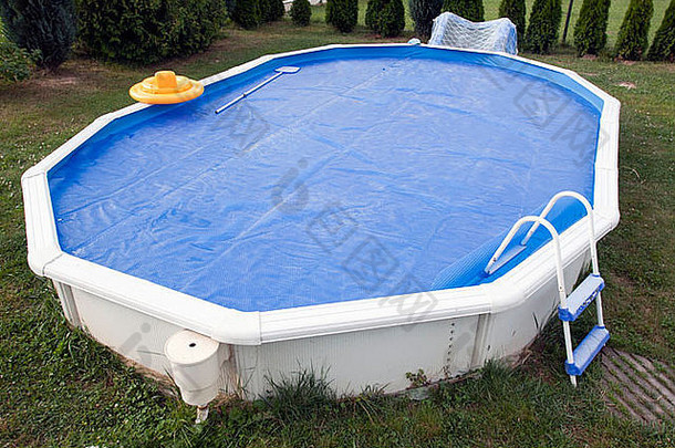 用太阳能覆盖的家庭游泳池。