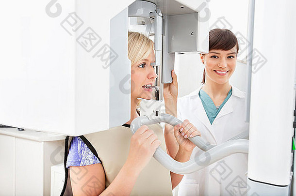 年轻的牙医采取全景数字x射线病人牙齿