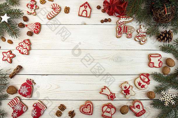 开销圣诞节一年假期背景红色的姜饼饼干坚果冷杉分支树白色木表格前视图复制空间