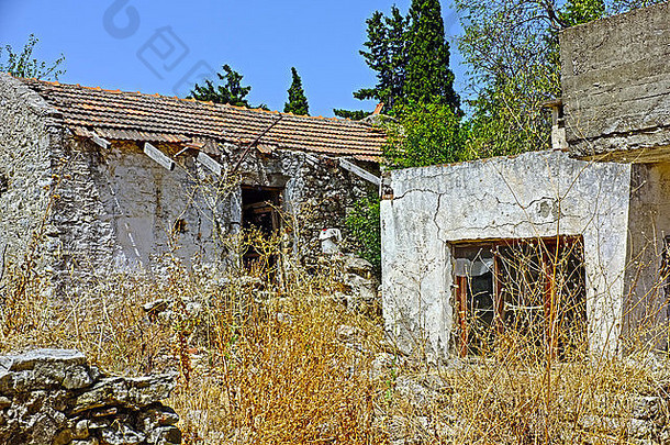 废墟中的旧房子