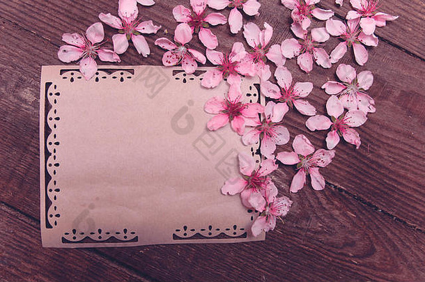请注意明信片写作复古的桃子花朵木古董tablee桃子花表格背景春天粉红色的花