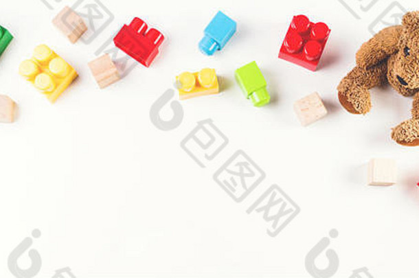 以泰迪熊和彩色方块为背景的儿童玩具