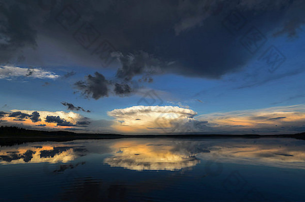 云彩倒映在平静的科诺塞湖水面上。