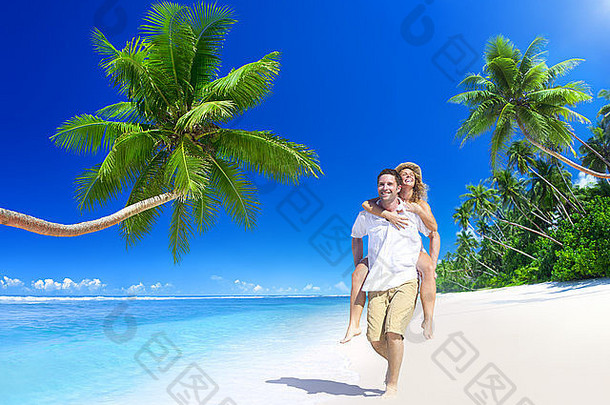 夫妇放松海滩
