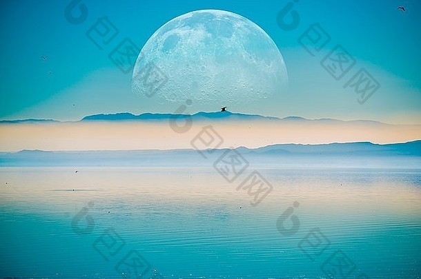在地平线之外。梦幻般的风景，巨大的月亮在水平面上，群山和平静的大海。
