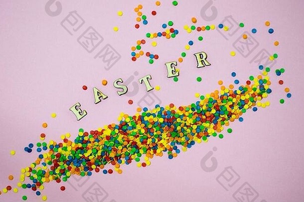 抽象复活节卡片，带有分散的彩色糖果球和字母。复活节的概念。