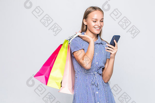 快乐购物的女人在手机上发短信-隔着白色
