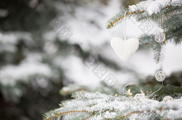 户外有雪的圣诞树上装饰得很好。庆祝、冬季和节假日概念